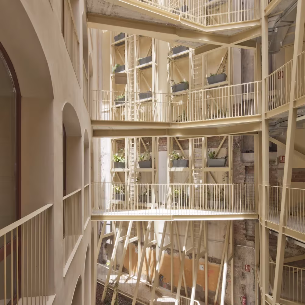 Estructura de madera, pasarelas y jardineras en el patio interior de La Carbonería, Barcelona