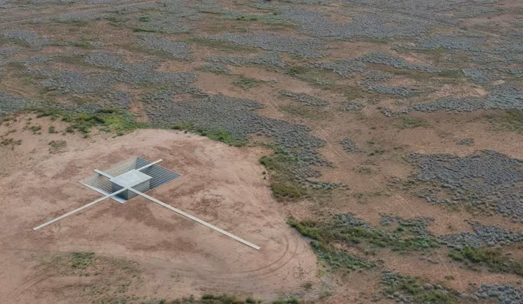 Vista aérea del pabellón McNeal 020 de Atelier David Telerman hundido en un claro de tierra del desierto de Arizona