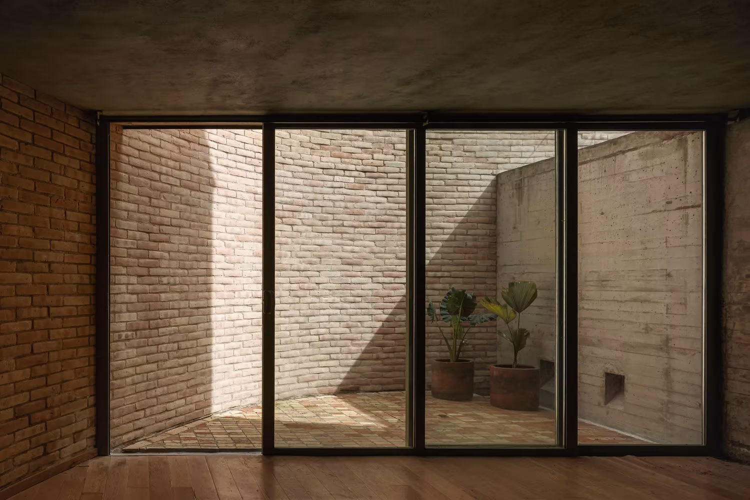 Forest House de LANZA. Fotografía detalle patio interior