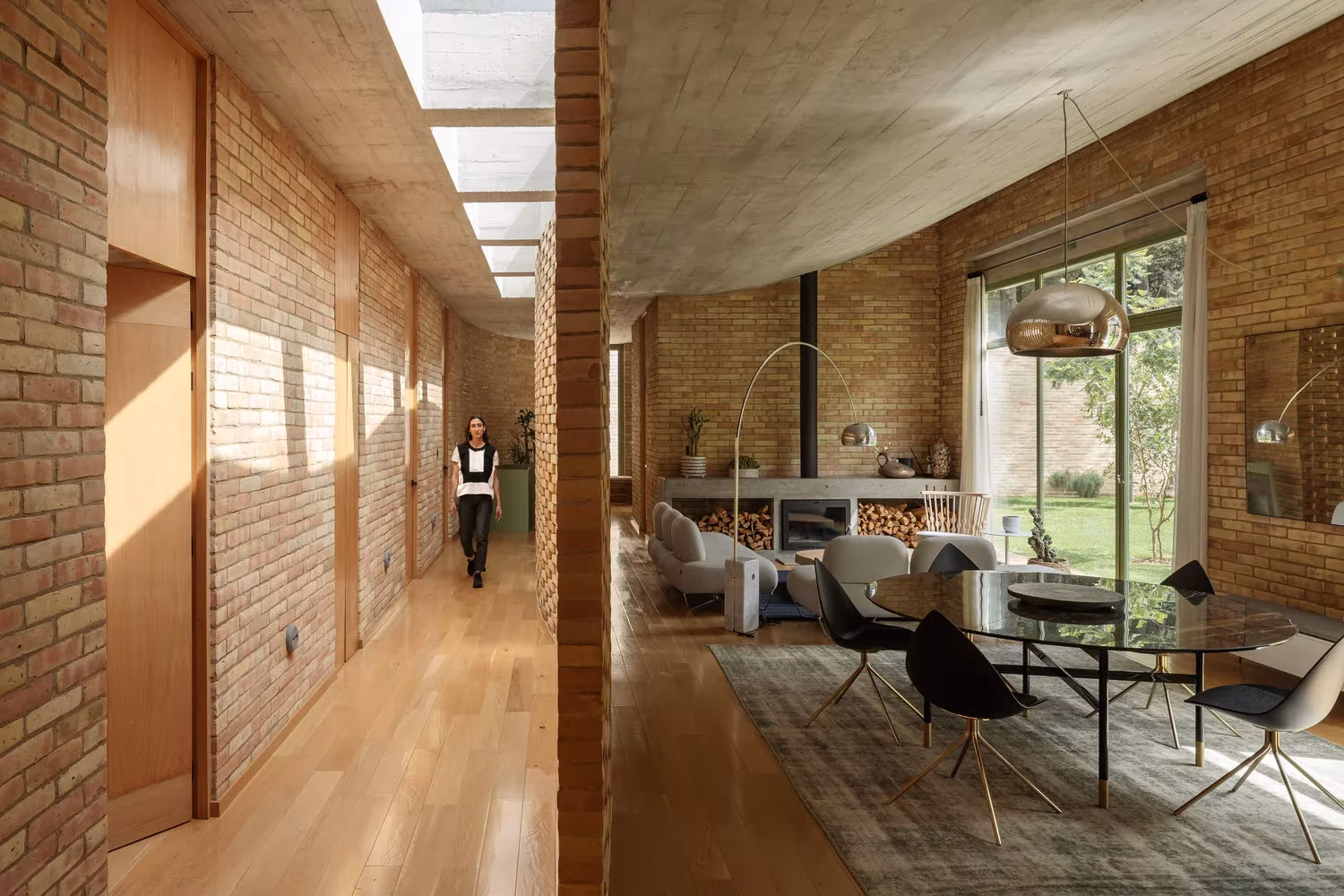 Forest House de LANZA pasillo interior con luz natural centinal