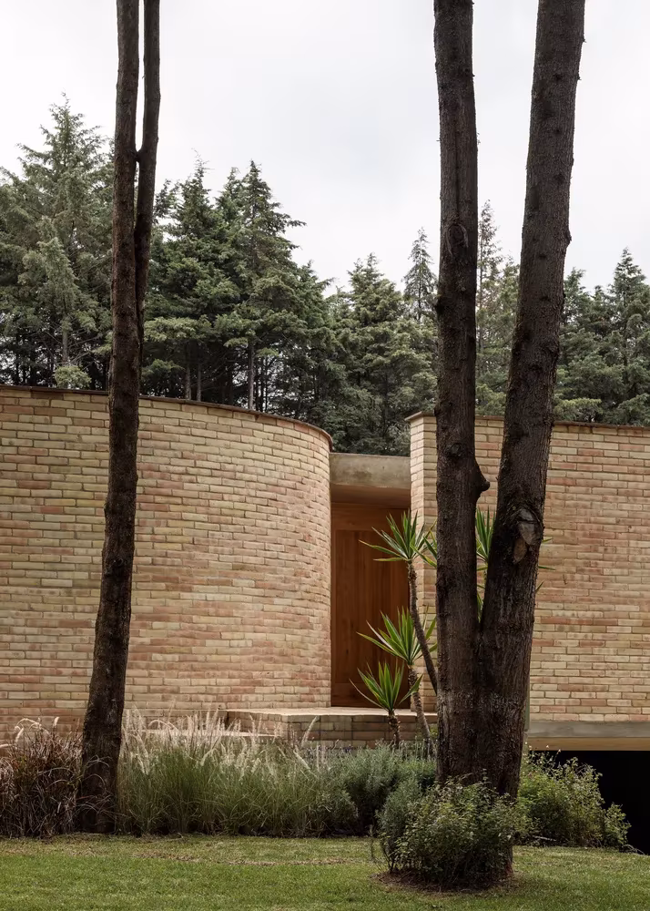 Forest House de LANZA fotografía vertical puerta de acceso