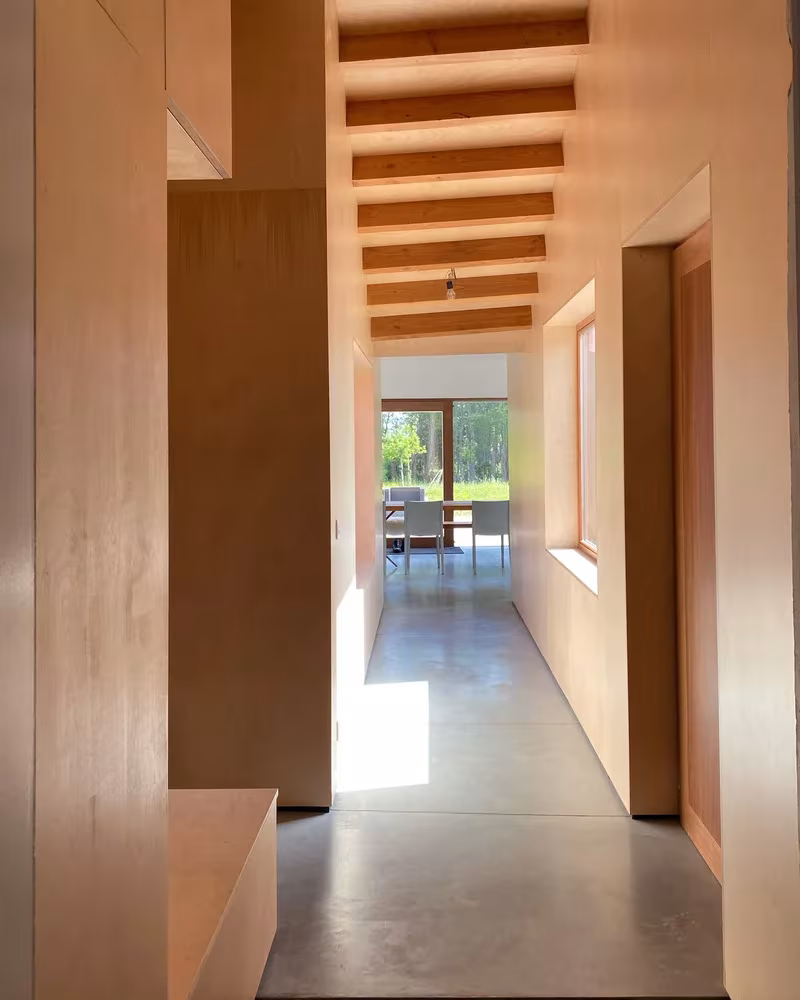 Pasillo interior del Antiguo granero en Gijzenzele rehabilitado por Atelier Tom Vanhee