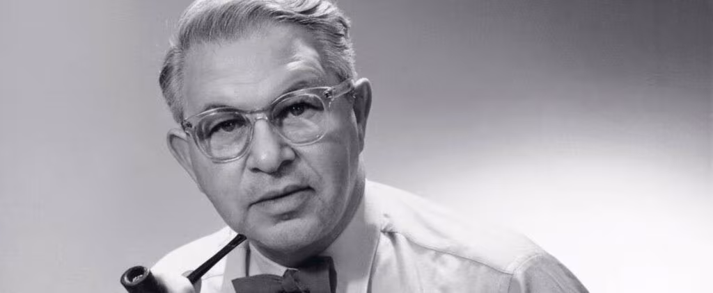Black and white portrait of Arne Jacobsen with a bow tie and pipe
