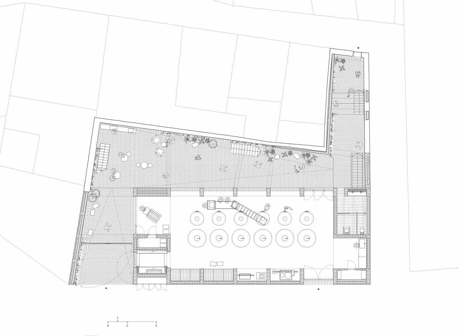 Planta de Bodegas Clos Pachem con la sala de depósitos y las estancias de visita