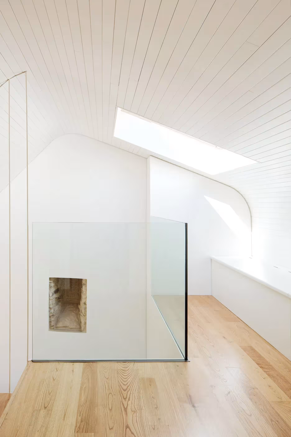 Buhardilla blanca de la Casa do Medio con lucernario, techo de tablas y antepecho de vidrio