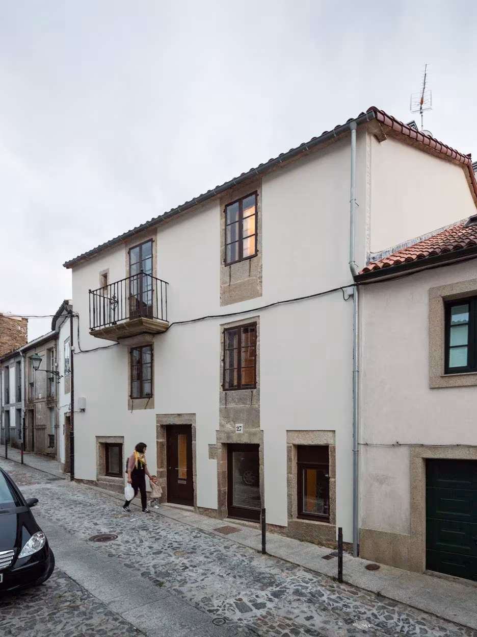 Fachada de Casa do Medio, vivienda del siglo XVIII con cercos de piedra y balcón, en una calle empedrada