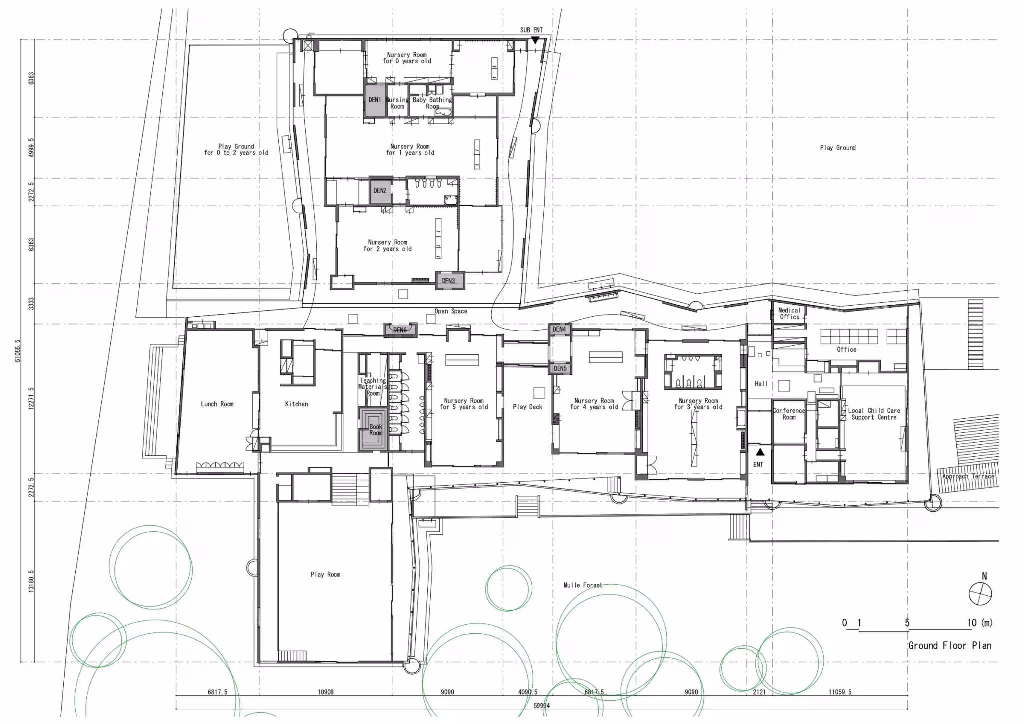 Plano de planta baja de la Escuela Infantil Yamaikarashi con las aulas encadenadas y el jardín