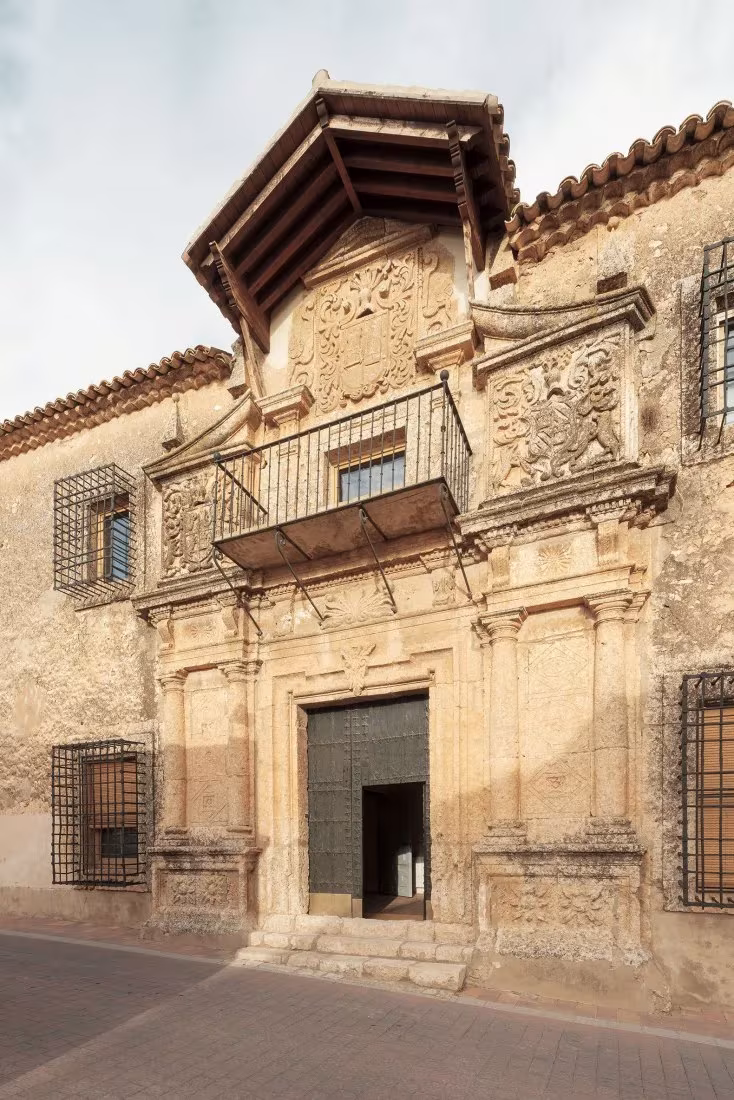 Fachada barroca de piedra con balcón y alero de madera de la Casa de la Sevillana antes de su rehabilitación