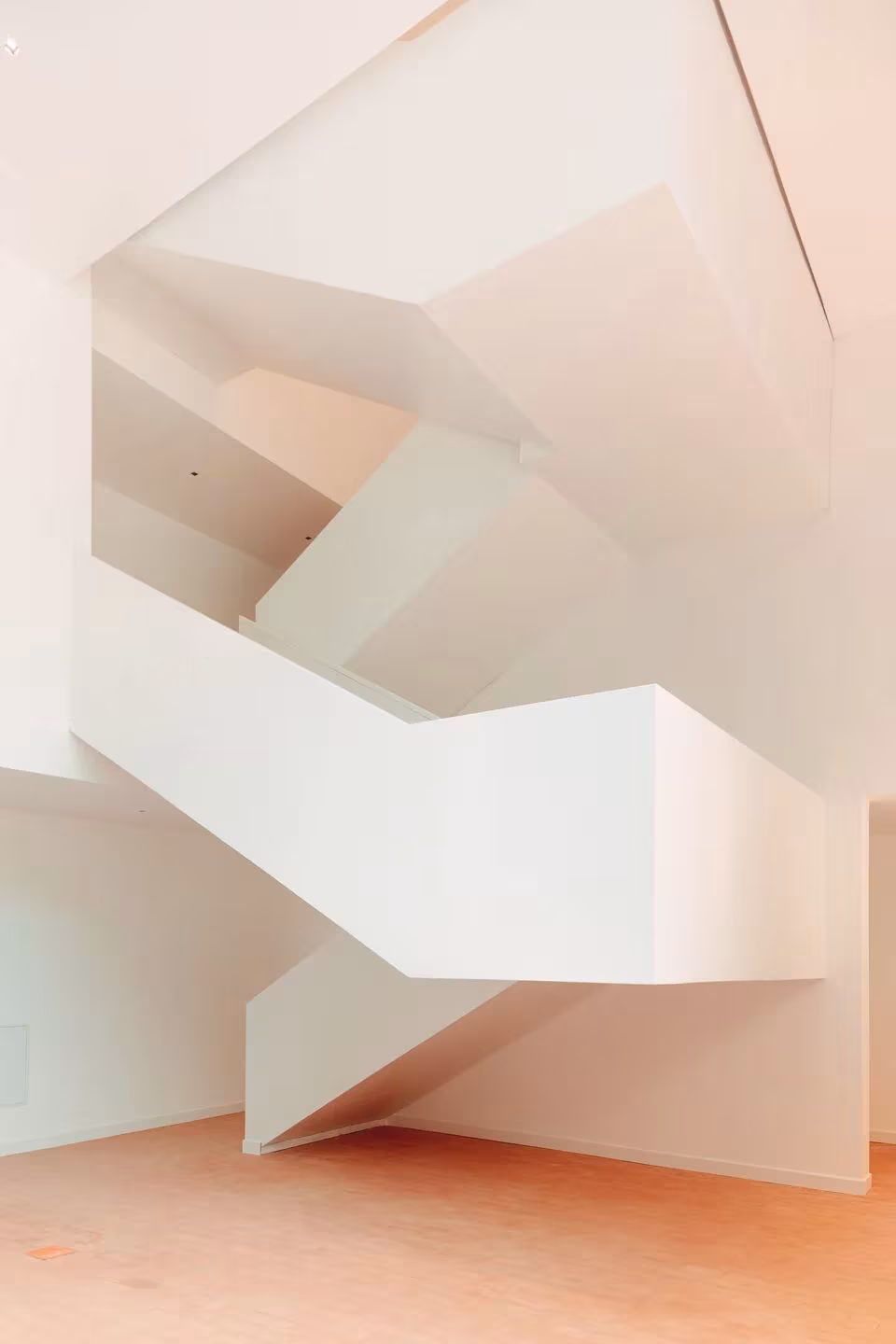 Escalera blanca de tramos cruzados que se desploma en el espacio interior nuevo del Convento Saint-François