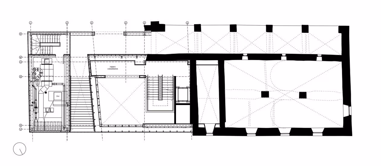 Planta de rehabilitación del Convento Saint-François con muros históricos en negro y la escalera nueva