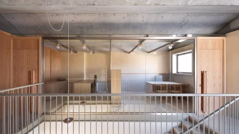 Planta superior de la Casa Consistorial de Valverde de Campos con barandilla metálica y sala de madera al fondo