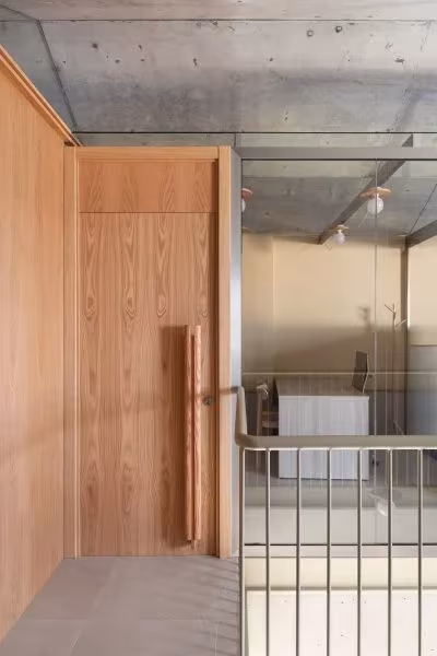 Puerta de roble con tirador largo y cerramiento de vidrio en la Casa Consistorial de Valverde de Campos