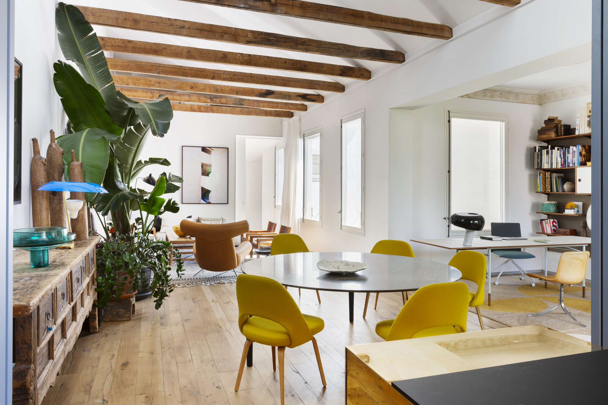 MATEO 132 Salón, comedor y despacho interconectados y abiertos con vigas de maderas en el techo originales del edificio. Interiorismo simple, funcional con estilo contemporáneo mezclando la modernidad de los muebles con la antigüedad de los elementos restaurados.