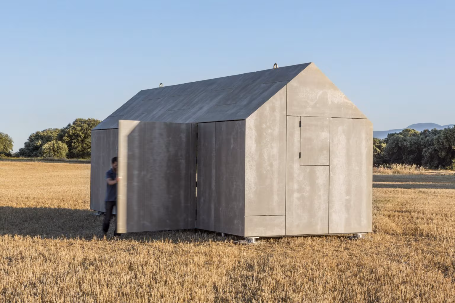 Esquina de la casa transportable ÁPH80 de Ábaton con sus paneles de hormigón y la cubierta inclinada en el campo