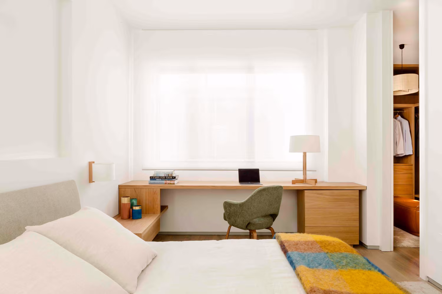 Dormitorio con escritorio de roble bajo la ventana y vestidor al fondo en el ático sobre El Retiro de Ábaton