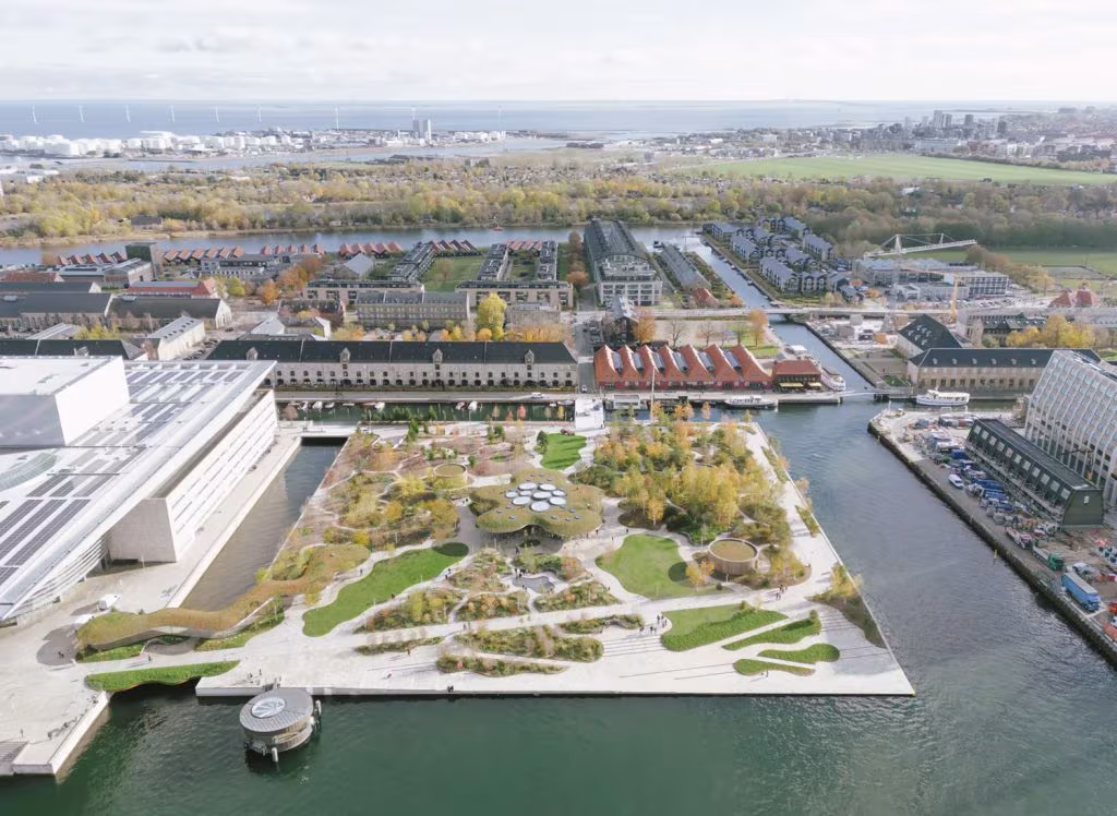 Vista aérea del Opera Park de Copenhague, un jardín sobre la dársena junto al edificio de la ópera