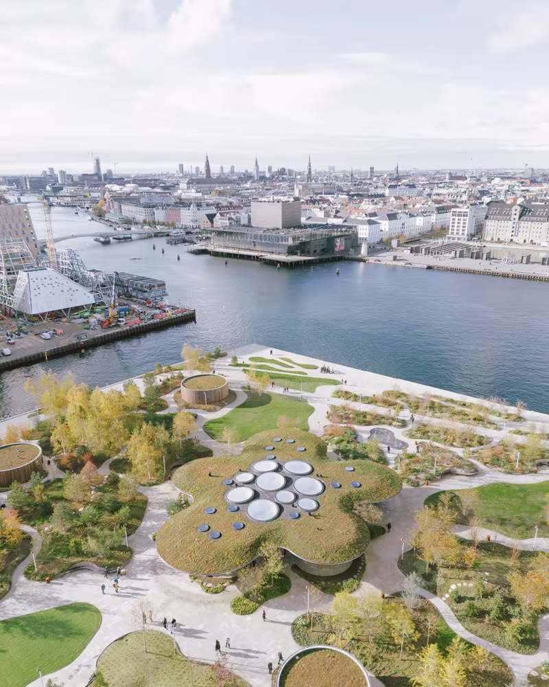 Opera Park a vista de dron con la ópera y el puerto de Copenhague al fondo