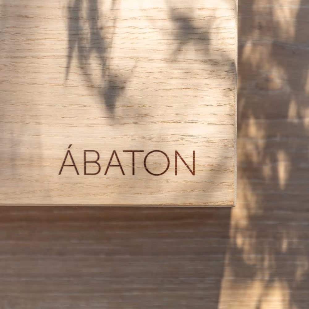 ABATON-pabellon-del-jardin-08 ÁBATON lettering engraved on a pale timber panel with leaf shadows, Pabellón del Jardín