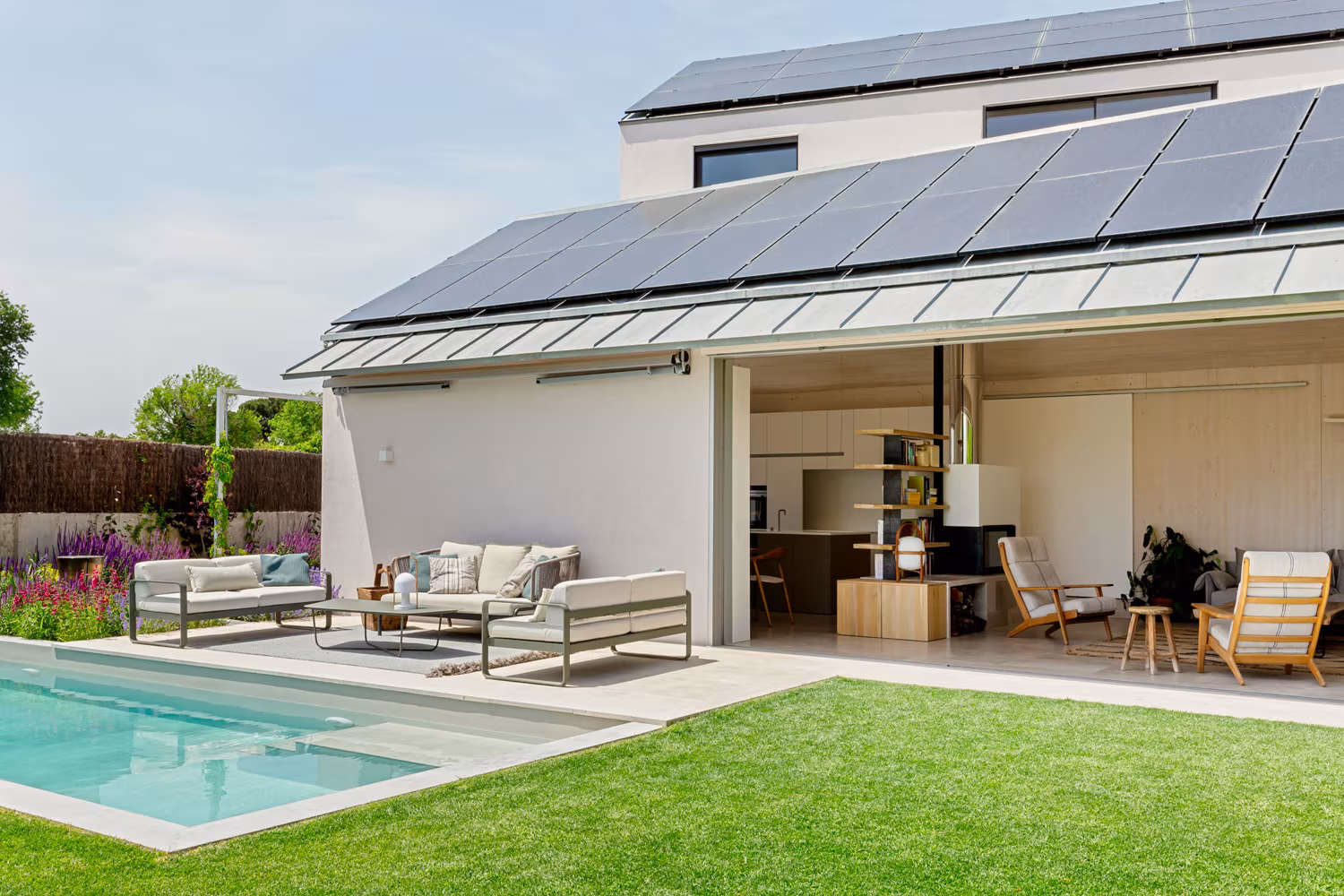 Valladolid house with solar panels on the roof, open porch, pool and lawn, a project by Ábaton