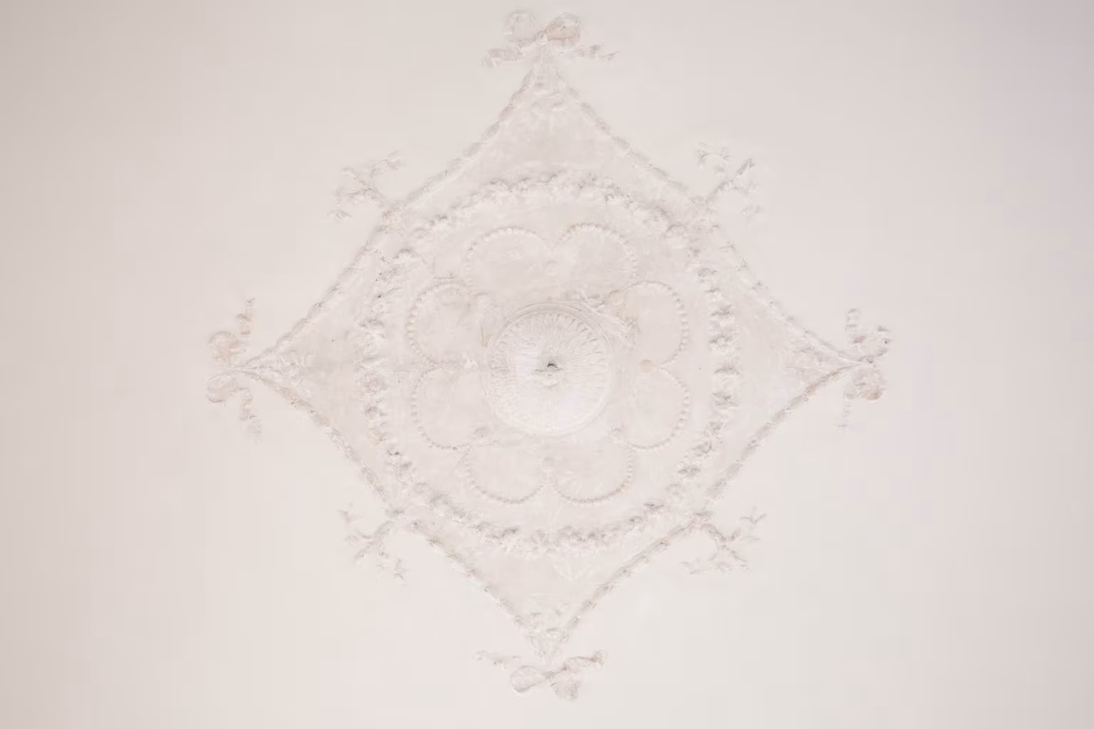 Plaster ceiling rose on the white ceiling of a room in the Sagasta II refurbishment