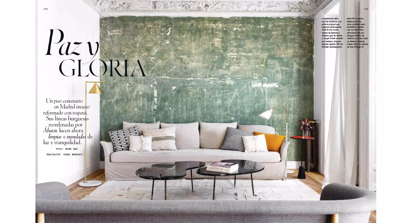«Paz y gloria» feature in AD España: ÁBATON living room with a pale sofa against a weathered green wall