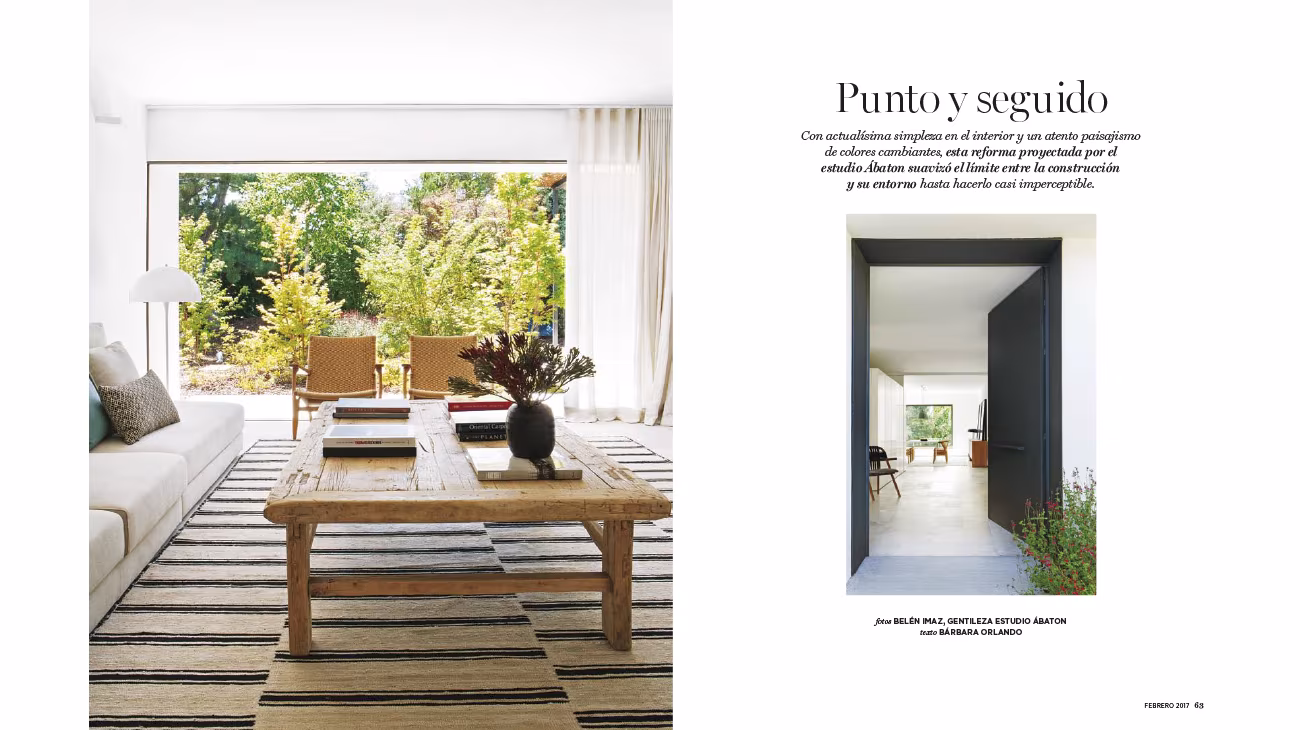 «Punto y seguido» feature in Living showing an ÁBATON living room with a wooden table and garden window