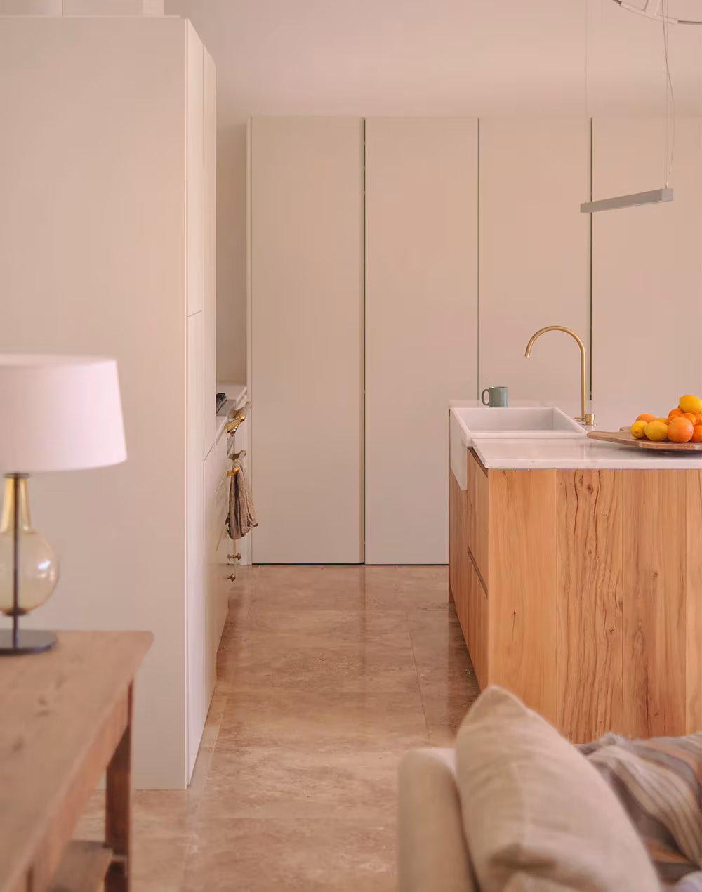 Cocina de la Cabaña en la Vera con isla de madera de roble y armarios blancos hasta el techo