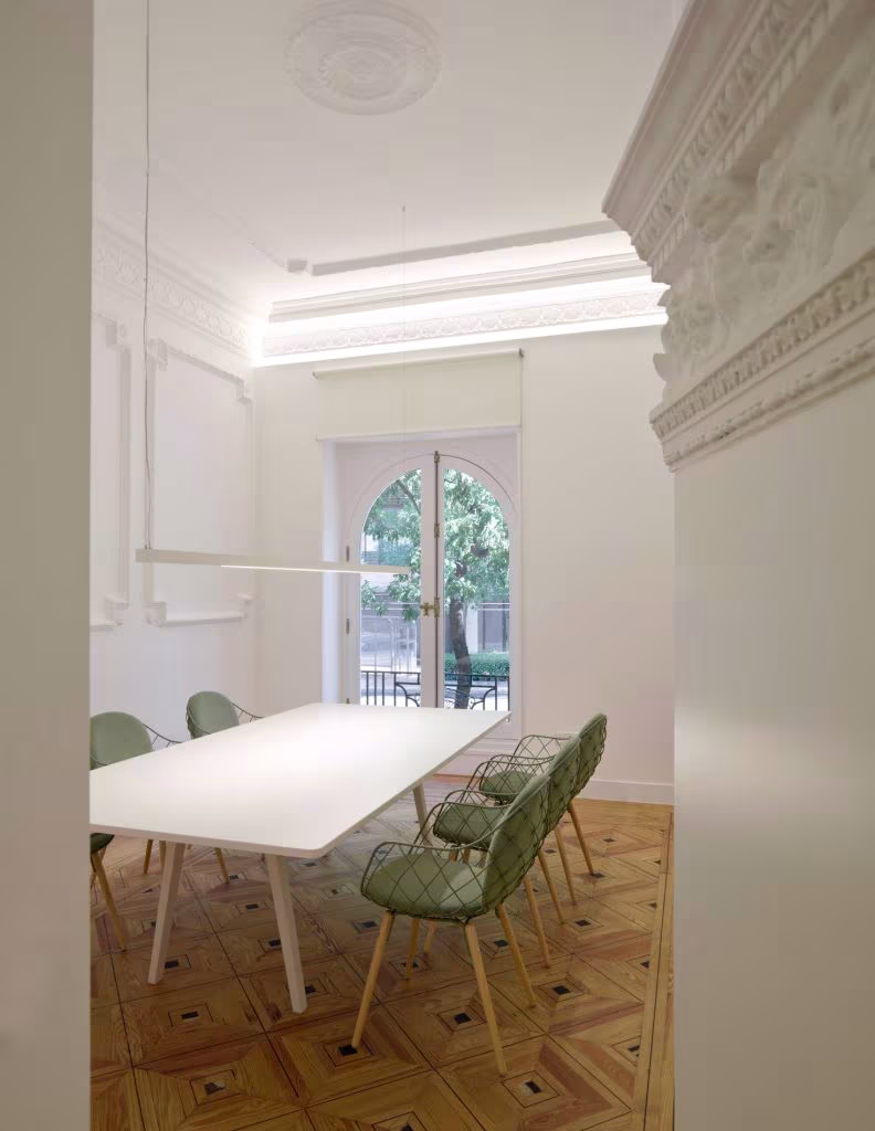 Meeting room with white table, green chairs, arched window and original ceiling moulding, Oficina ED