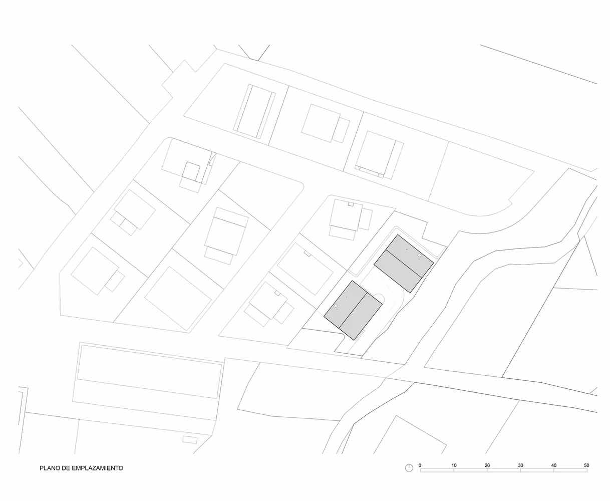 Plano de emplazamiento de los dos caseríos de CLT entre las parcelas y los caminos del núcleo rural