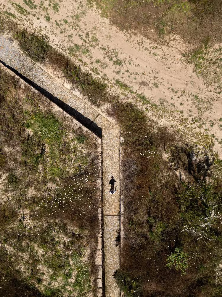 Vista aérea de la levada, un canal de piedra que cruza la cubierta de la casa en un ángulo recto