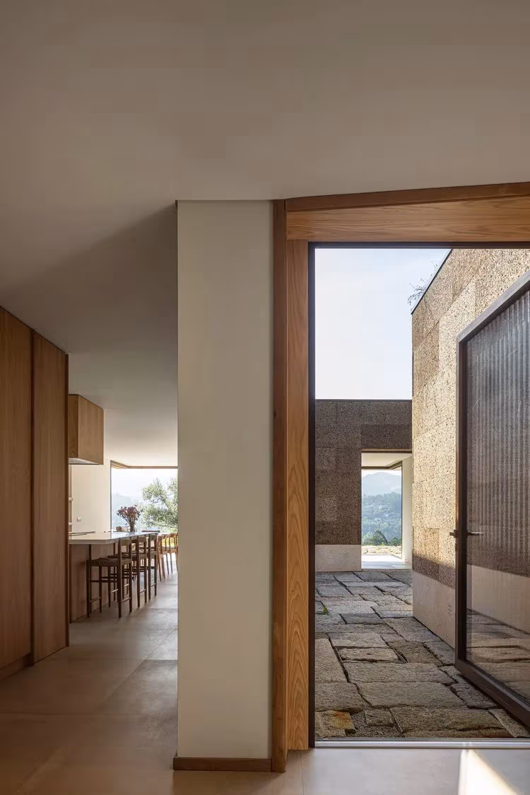 Vestíbulo de la Casa da Levada con carpintería de madera, que mira hacia el patio de piedra y la cocina