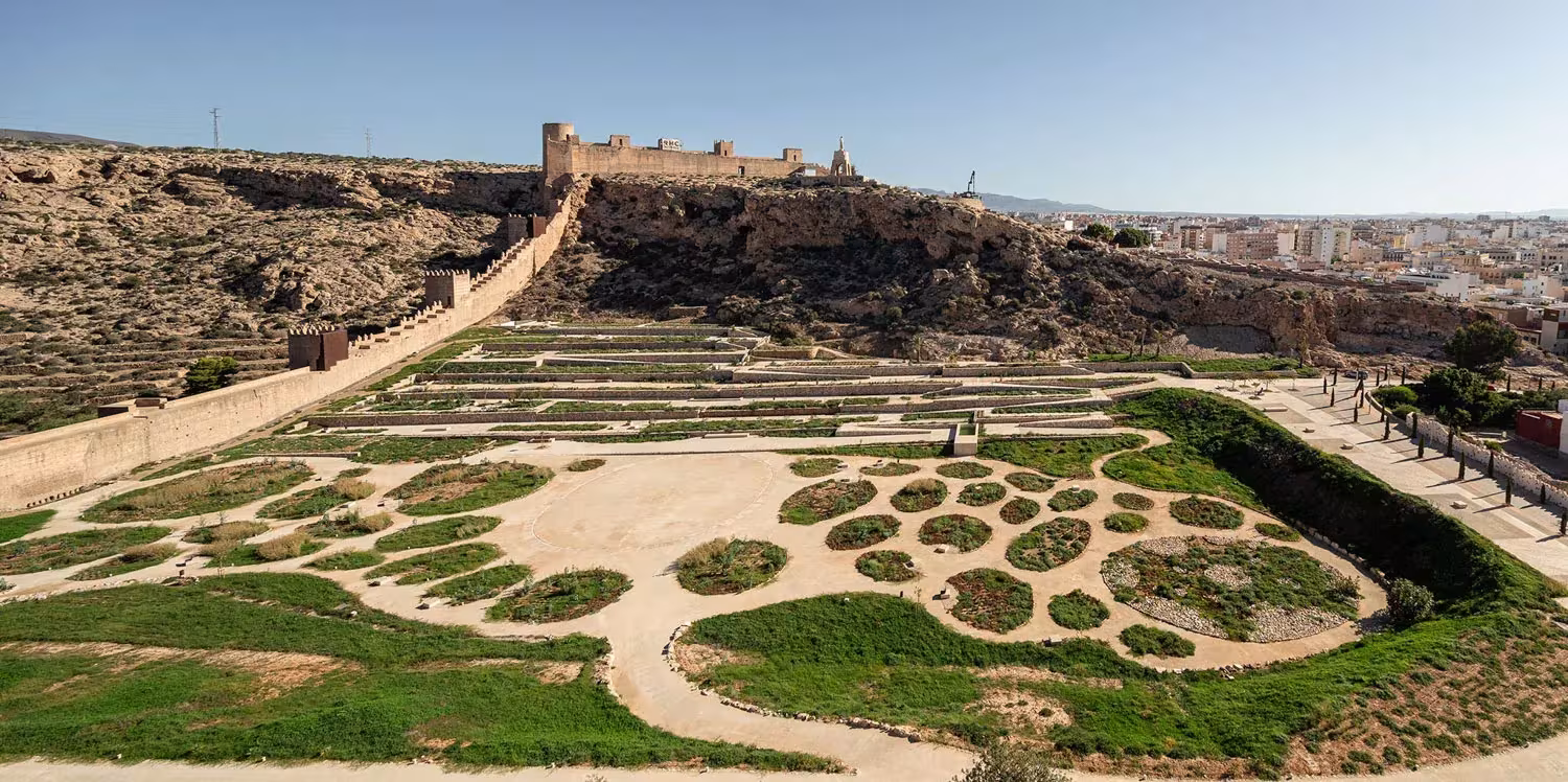 Jardines de círculos de vegetación del parque de La Hoya bajo la muralla de la Alcazaba, en Almería