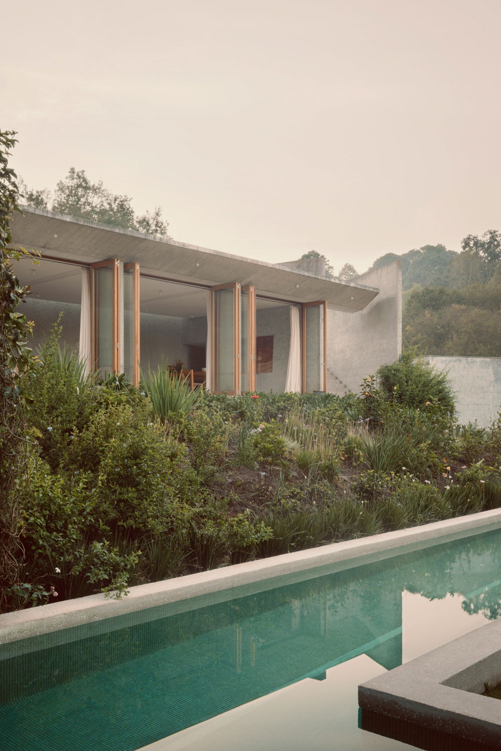 68405efdf8d643f55d8653bc_thisispaper-house-between-two-rivers-taller-3000-casa-mexicana-08
