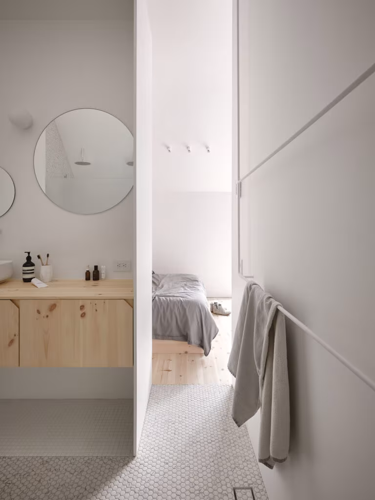 Bathroom with round mirrors and a pine vanity in front of the bedroom, TISSARAOUATA