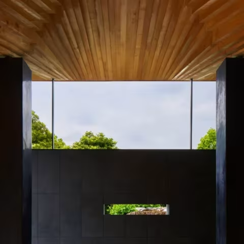 Interior del pabellón de Ueno Toshogu con techo de madera y dos aberturas al cielo y al jardín