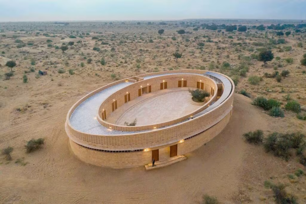 Vista aérea de la Rajkumari Ratnavati Girls' School, edificio elíptico de piedra en medio del desierto