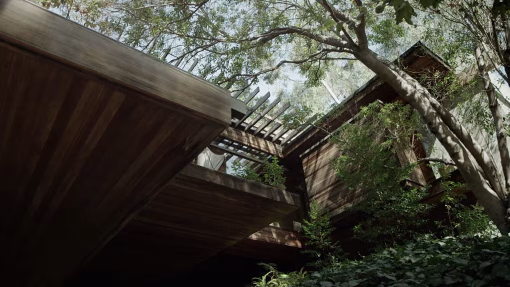 Voladizo de madera de la casa de Ray Kappe entre los árboles, en Pacific Palisades