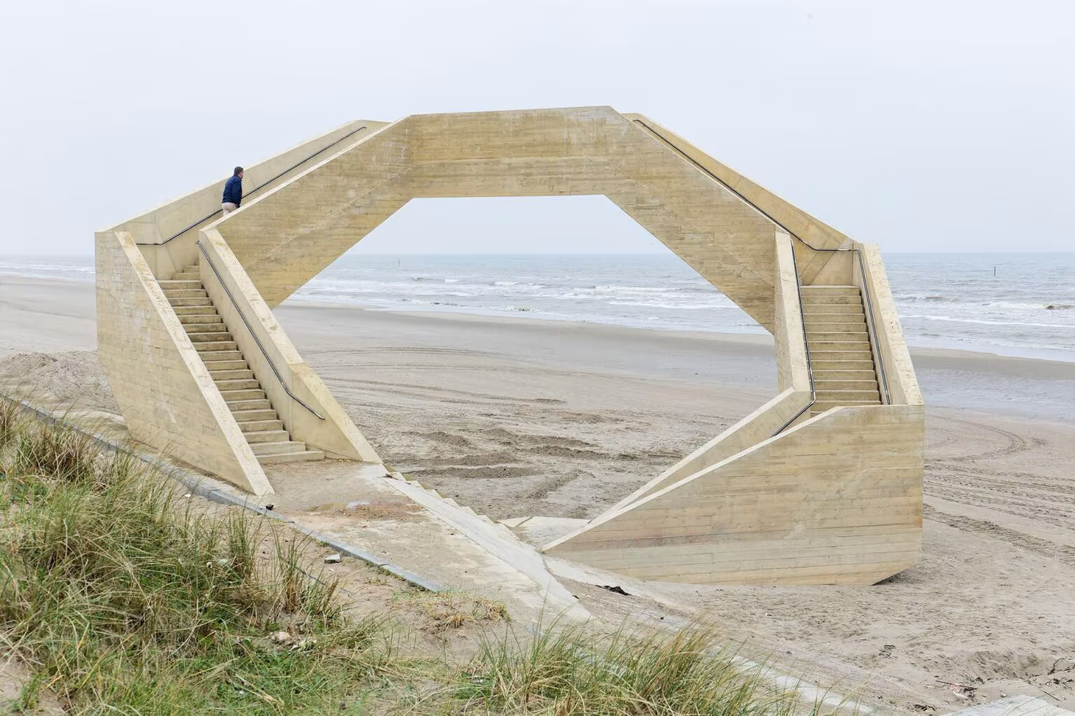Anillo de hormigón de Westerpunt con escaleras laterales sobre la arena de la playa de De Panne