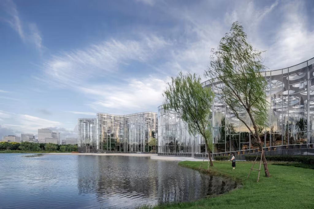 Fachada de vidrio del Jardín Invernadero junto al lago del Expo Cultural Park, obra de Delugan Meissl