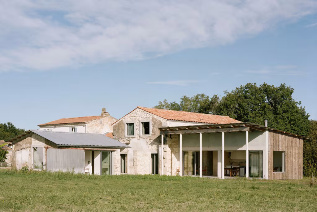 Reforma de granja de Martin Migeon en Francia con volumen nuevo de madera junto a la piedra del granero
