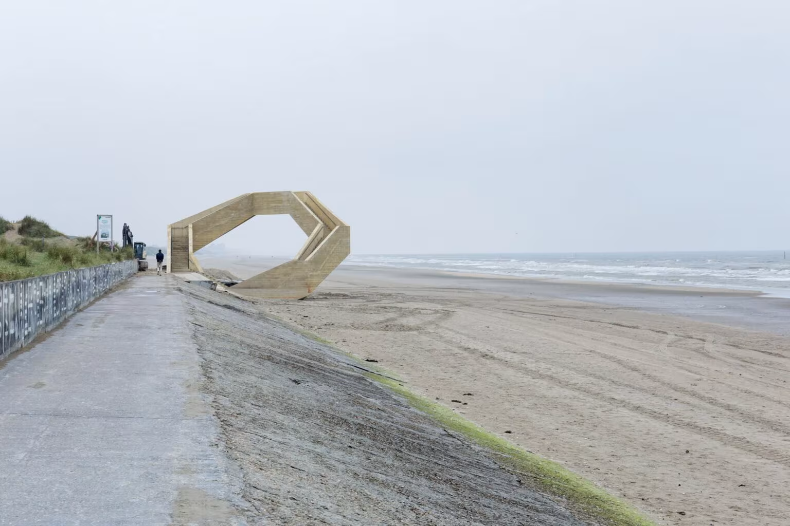Westerpunt visto desde el paseo marítimo, con el anillo de hormigón sobre la playa de De Panne