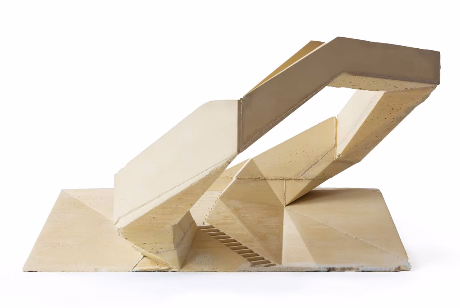 Maqueta de Westerpunt en material claro con el anillo de escaleras sobre una base facetada