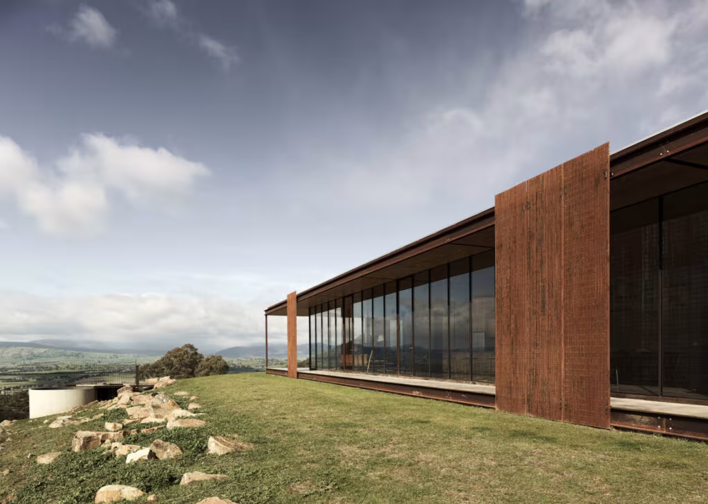 Casa Mansfield de Robbie Walker con pantalla de acero corten y fachada acristalada sobre el campo de Victoria
